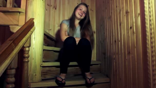 Adolescent fille sur escalier — Video