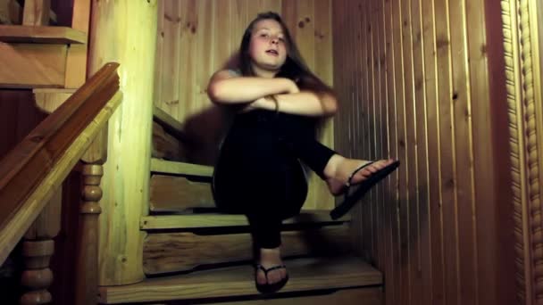 Triste fille dans les escaliers — Video