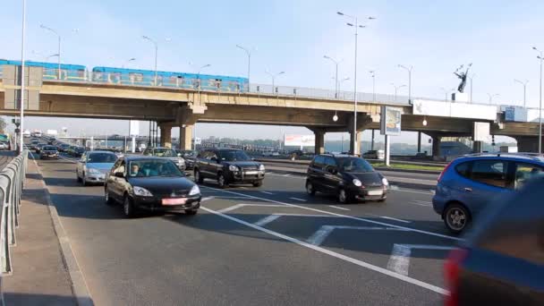 Tráfico de coches bajo el puente del metro — Vídeo de stock