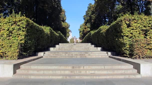 Jeune homme descendant les escaliers en ville — Video