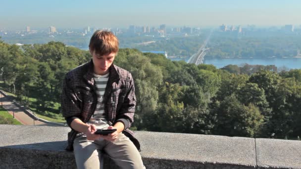 Jeune homme lisant sur le livre électronique à Kiev — Video