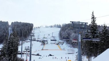 Kış ormandaki uzun kayak asansörleri