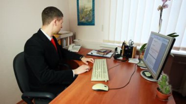 İş yerinde telefonda konuşan adam