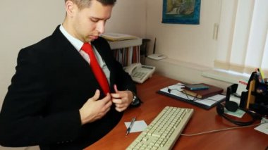 Adam elbiselerini işyerinde ayarlar