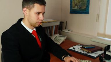 İş portre telefonda konuşan adam