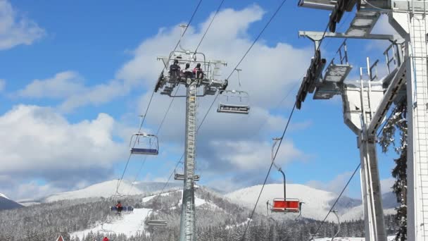 Elevadores de esqui se movendo sobre montanhas — Vídeo de Stock