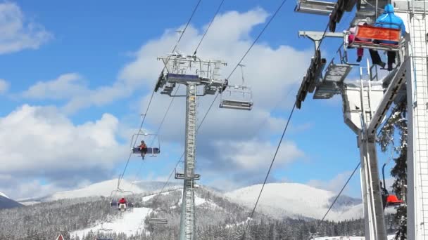 Elevadores de esqui Timelapse Montanhas móveis — Vídeo de Stock