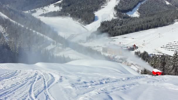 Snow skjuter på berg — Stockvideo