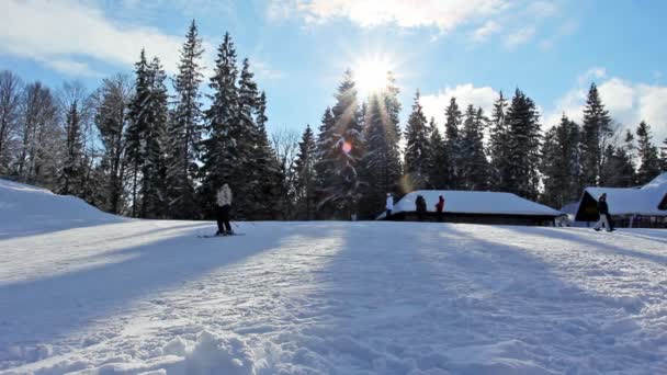 De nombreux skieurs se promènent sur les pistes Coucher de soleil — Video