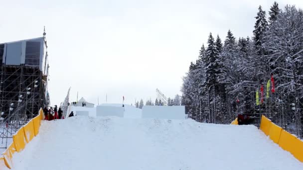 Triple Back Flips och två vändningar — Stockvideo