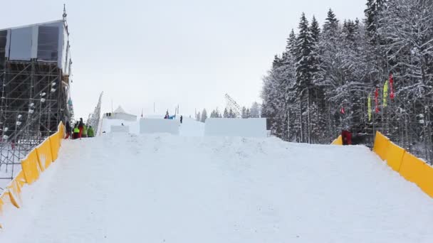 Dvojité Backflipů a zvraty — Stock video