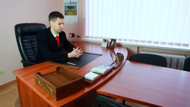 Manager Gives Employee Some Orders — Stock Video