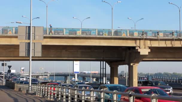 Metro de tren en el puente de paseo sobre la carretera del coche — Vídeo de stock