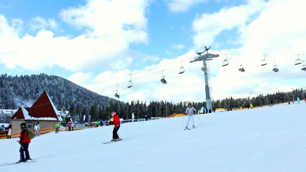 Sciatori su pista facile in montagna — Video Stock