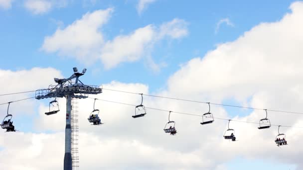 Skiërs op Hoist en Sky — Stockvideo