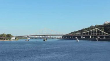 Timelapse beyaz tekne yüzen