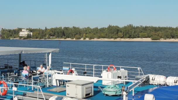 Touristen an Deck des Schiffes — Stockvideo