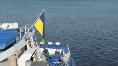 Güvertede işçi tamir ekipmanları