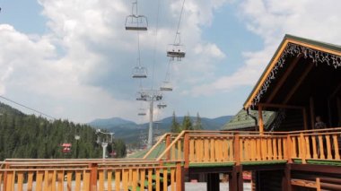 Güzel kadın sundurma ile gider