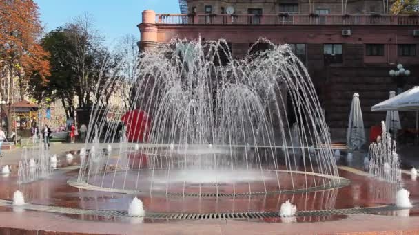 Fontän i centrum — Stockvideo