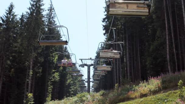 Ascensor de montaña con turistas — Vídeos de Stock