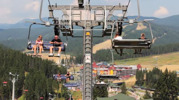 Ascensor de montaña con turistas — Vídeos de Stock