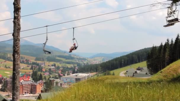 Berg Lift met toeristen Panaroma — Stockvideo