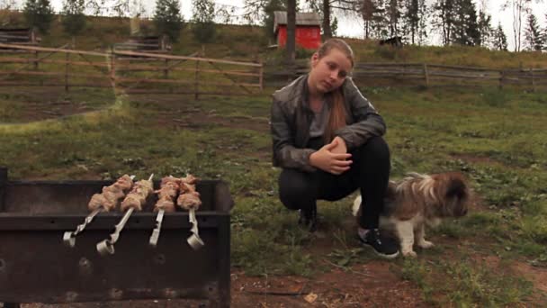 Menina com bom cão perto Mangal — Vídeo de Stock