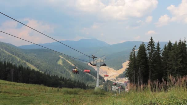Mountainlift з туристами — стокове відео