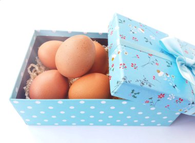 Mutlu Paskalyalar! Kutudaki Paskalya yumurtalarının yakın çekimi. Paskalya yumurtaları hediye kutusunda