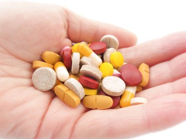 Beyaz arka planda çok renkli haplar var. Sağlık kavramı.