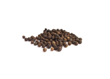 Siyah biber yığını beyaz stok fotoğrafında izole edilmiş.