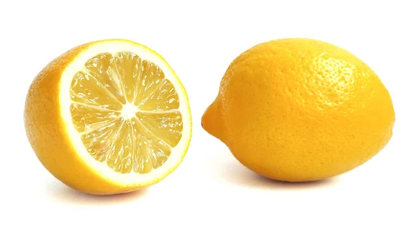 Beyaz arkaplanda taze limon izole edildi.