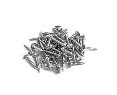 Kendini tıklatan çelik vida, beyaz arka planda izole edilmiş.