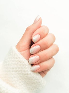 Manikürlü bir kadın eli. Manikür jölesi, oje ve oje.