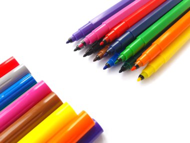 Beyaz arkaplanda izole edilmiş renkli keçeli kalem kümesi