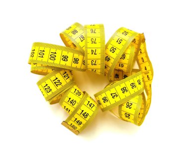 Sarı mezura beyaz arkaplanda izole edildi