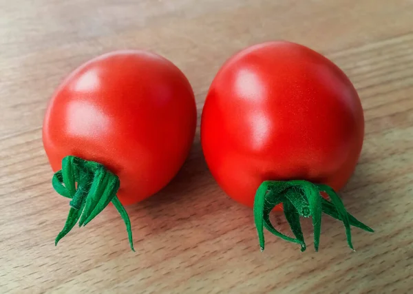 Frische Tomaten Auf Holzgrund — Stockfoto