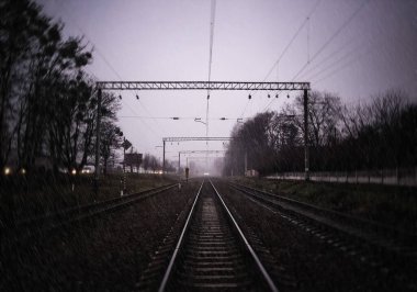 Yağmurlu havada tren ve demiryolu