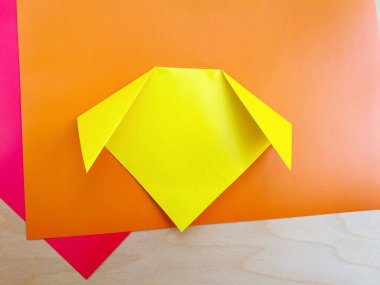 Dördüncü adım. Bir köpeğin (köpek yavrusu) heykelini kendi ellerinizle nasıl yapacağınızla ilgili adım adım fotoğraf talimatları. Çocuklarla basit el işleri. Diy konsepti. Çocukların yaratıcılığı. Çocuklar için Origami