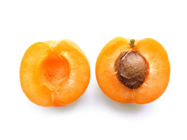 Kayısı bölümleri beyaz arkaplanda izole edildi