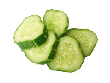 Beyaz arkaplanda salatalık dilimleri