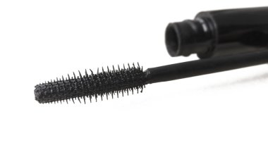 Siyah Mascara beyaz arkaplanda izole edilmiş.