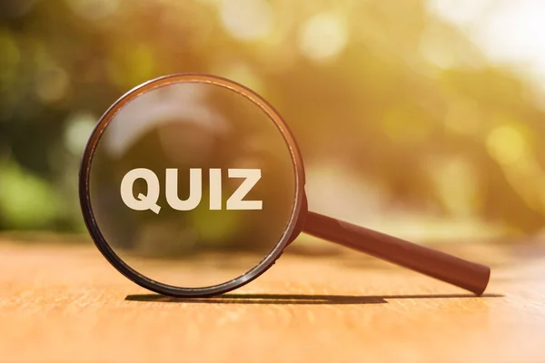 Vergrootglas Met Tekst Quiz Houten Tafel Zonlicht Bedrijfsconcept — Stockfoto