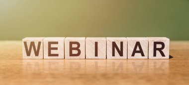 webinar afişi - internet iletişim konsepti - harf basımı ahşap tipinde soyut bir kelime
