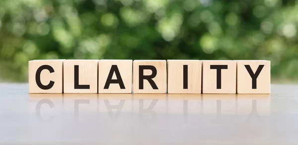 Tahta bloklara yazılmış berrak bir kelime. Metin siyah harflerle yazılır ve masanın ayna yüzeyine yansıtılır. Tasarımınız için iş kavramı