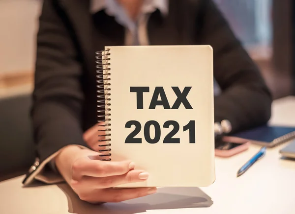 Podnikatelka Držící Zápisník Textem Work Tax 2021 — Stock fotografie