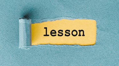 Sarı arka planlı yırtık kağıt üzerinde LESSON kelimesi