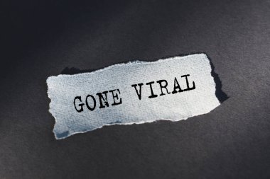 Yırtık kağıt üzerinde güneş ışığında karanlık masa üzerinde viral metin