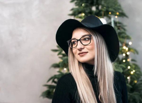 Jovem Mulher Bonita Chapéu Preto Fundo Árvore Natal — Fotografia de Stock